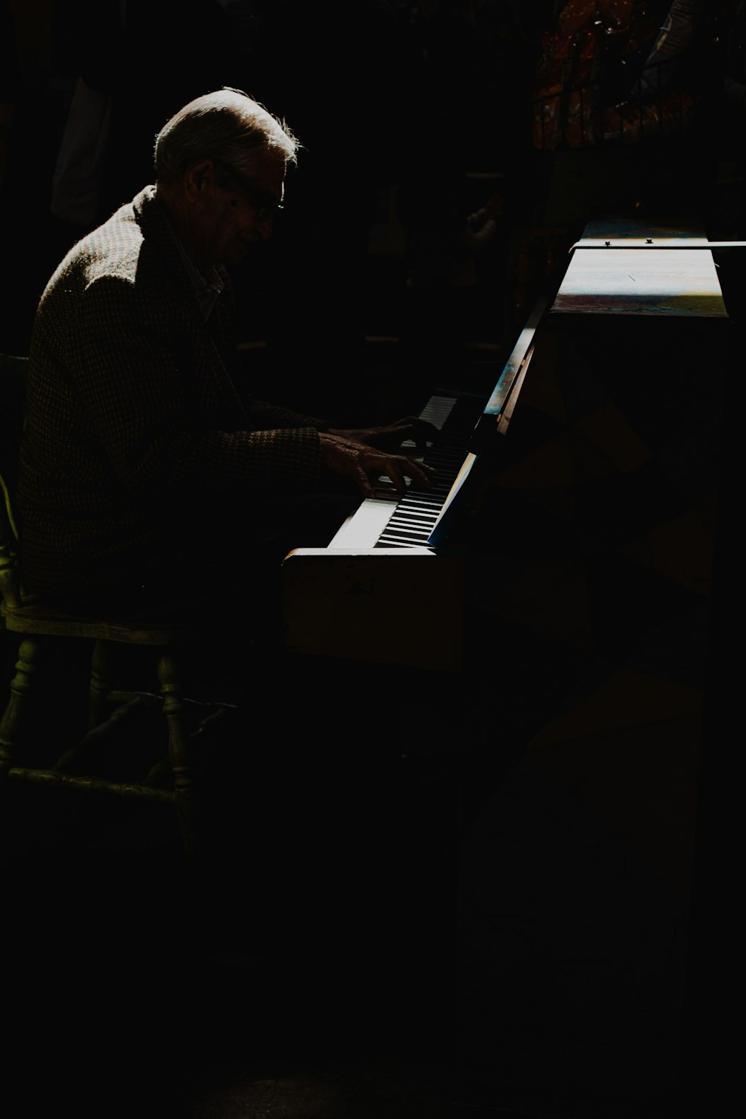 actor playing piano